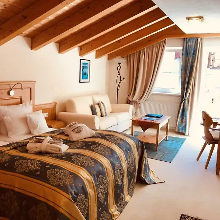 Berghof 4* ナウダース